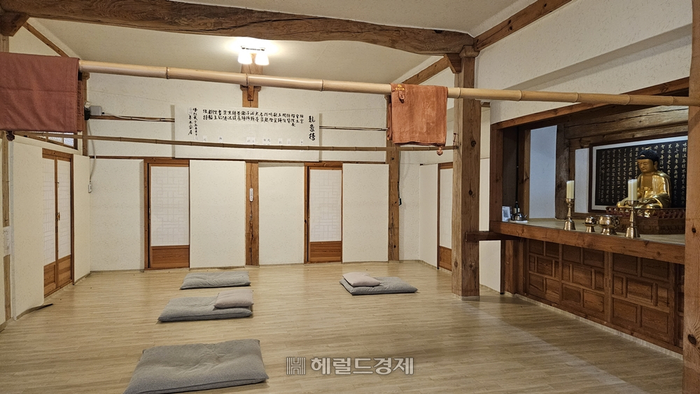 스님들이 수행하는 벽송선원 내부