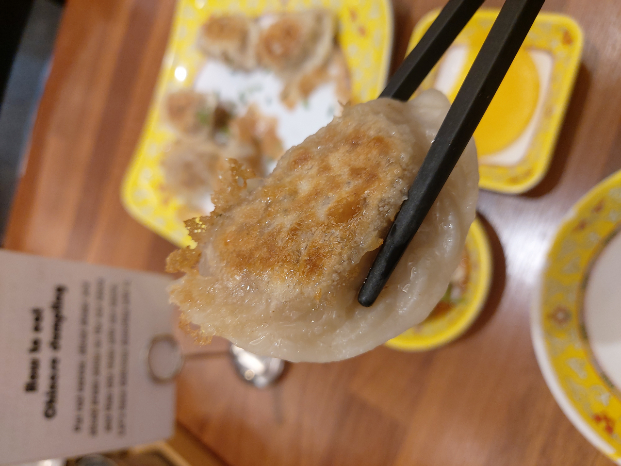 서울 용산구에 있는 구복만두 본점의 대표 메뉴인 구복전통만두. 바삭한 빙화수로 튀겨 바닥은 굽고 윗 부분은 찐만두의 식감이 느껴진다.취재를 위해 직접 먹어봤다. 김희량 기자