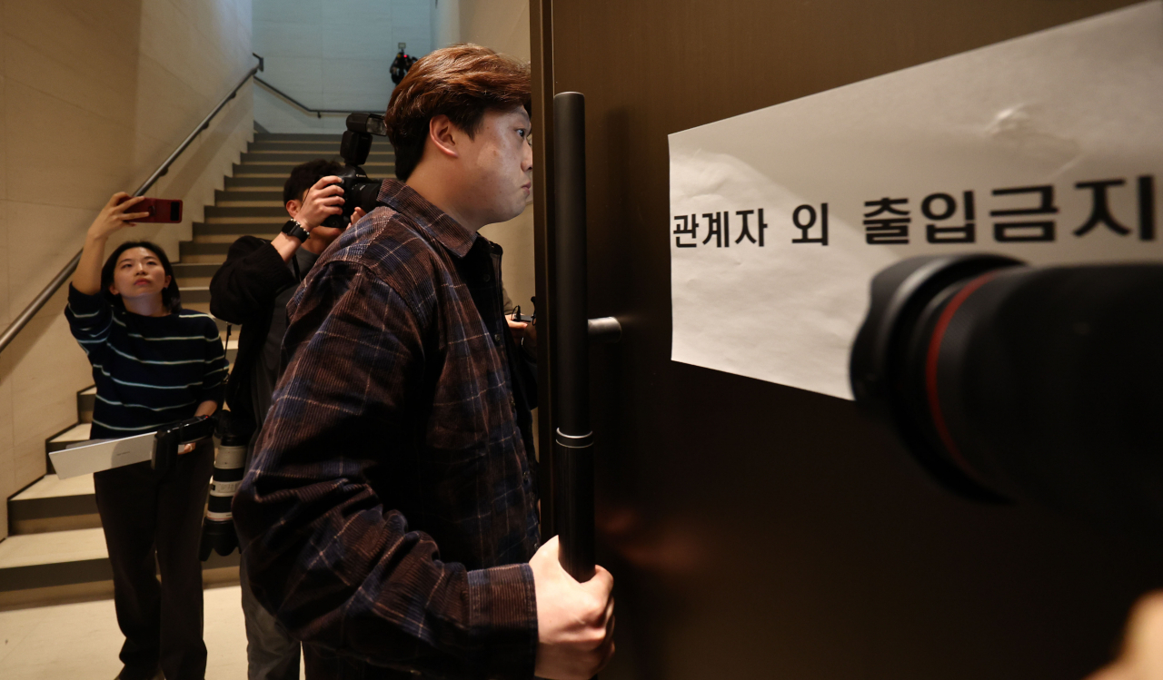 박단 대한전공의협의회(대전협) 비상대책위원회 위원장이 지난 7일 서울 용산구 대한의사협회에서 열린 의대정원 증원 저지를 위한 비대위 제7차 회의에 참석하기 위해 회의장으로 향하고 있다. [연합]