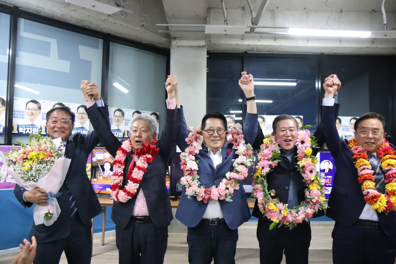 박지원(가운데) 전남 해남군완도군진도군 더불어민주당 후보가 10일 오후 전남 해남군 선거사무소에서 당선이 확정되자 환호하고 있다. [연합]