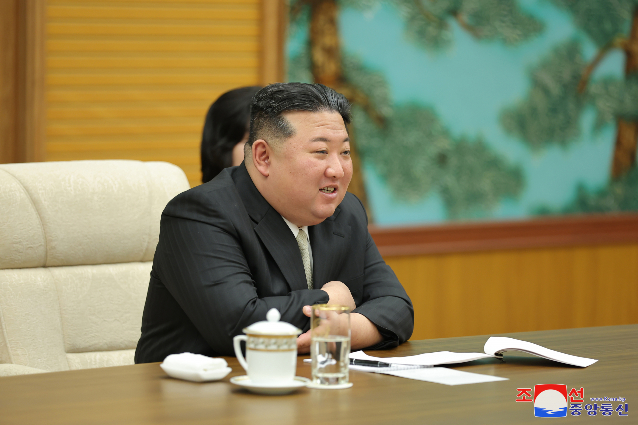 북한 고위관료가 잇따라 러시아를 방문해 상호 협력 방안을 논의한다. 사진은 김정은 북한 국무위원장이 북한을 방문한 중국 공산당 서열 3위 자오러지(趙樂際) 전국인민대표대회(전인대) 상무위원장을 13일 접견하는 모습[연합]