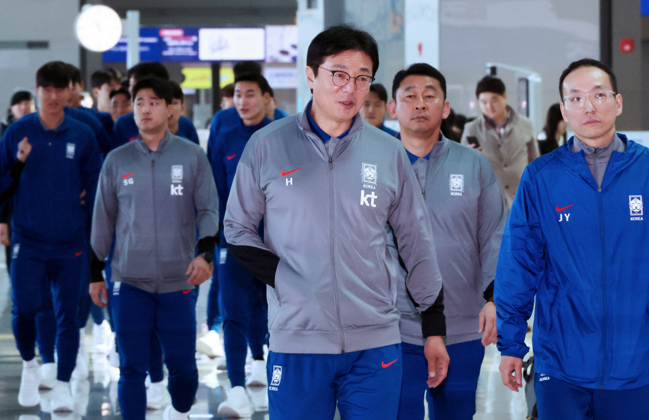 2024 아시아축구연맹(AFC) U-23 아시안컵에 출전하는 U-23 축구 대표팀의 황선홍 감독과 선수들이 5일 오전 인천공항 제2터미널을 통해 전지훈련 캠프가 마련된 아랍에미리트(UAE)로 출국하고 있다. 파리 올림픽 아시아 예선을 겸한 이번 아시안컵에서 대표팀은 10회 연속 올림픽 본선 진출 대기록 달성을 노린다. [연합]