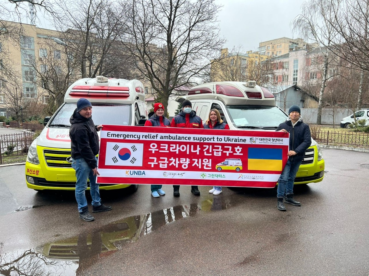 부산시소방본부의 퇴역 구급차 12대가 우크라이나 전선에서 응급환자 치료에 사용되고 있다. [사진=그린닥터스]