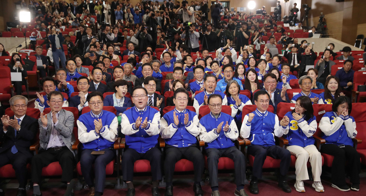 더불어민주당 이재명 대표, 이해찬·김부겸 상임공동선거대책위원장 등 당 지도부가 10일 오후 서울 여의도 국회 의원회관에 마련된 제22대 국회의원선거(총선) 민주당 개표 상황실에서 방송사 출구조사 결과를 지켜보며 환호하고 있다. [연합]