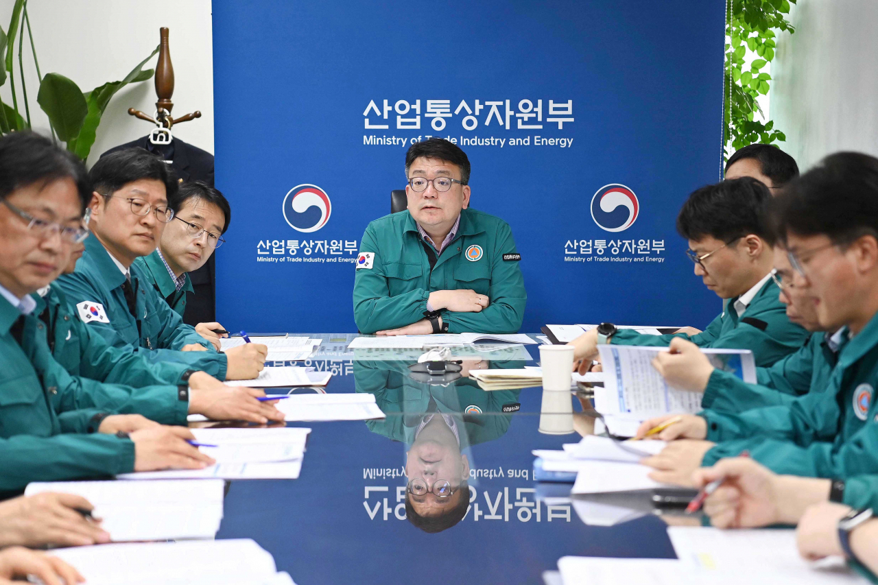 최남호 산업통상자원부 2차관이 서울 종로구 정부서울청사 집무실에서 이란의 이스라엘 공격에 따른 긴급 상황점검 회의를 주재하고 있다. [연합]