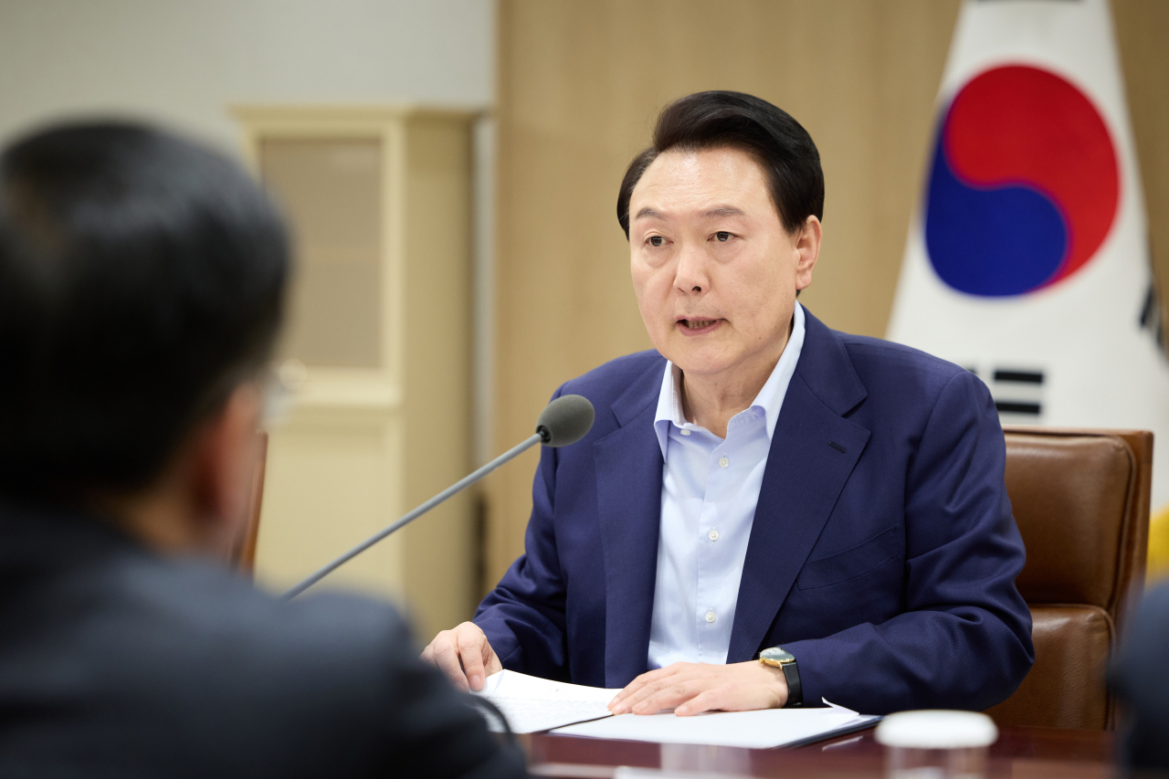 윤석열 대통령이 14일 서울 용산 대통령실 청사에서 열린 '중동 사태에 따른 긴급 경제·안보 회의'에서 발언하고 있다. [연합]