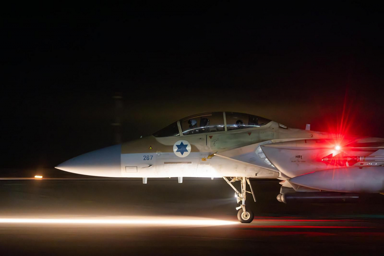 이란의 미사일과 공격용 드론을 요격한 F-15 전투기 [AFP]