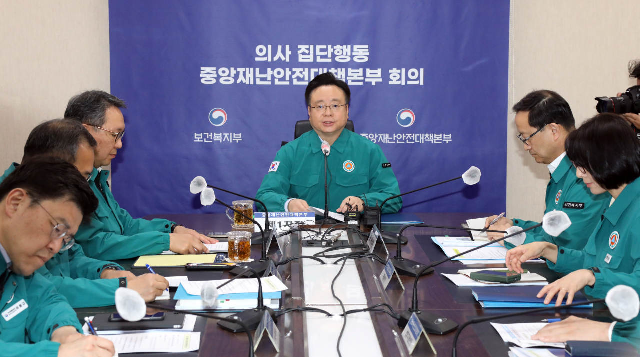 조규홍 보건복지부 장관이 15일 오전 정부세종청사에서 열린 의사 집단행동 중앙재난안전대책본부 회의를 주재하고 있다.[연합]