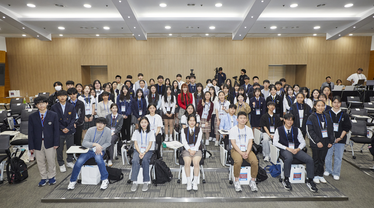 서울시와 우리금융미래재단은 ‘서울런’ 회원 중 학습 의지와 목표가 명확한 고등학교 1학년 90명을 선발해 심층적이고 다각도로 지원하는 ‘우리미래 서울러너’ 사업을 올해 처음 시작한다고 15일 밝혔다. 사진은 특별멘토로 출범식에 참석한 스타강사 이지영씨와 기념촬영.[서울시 제공]