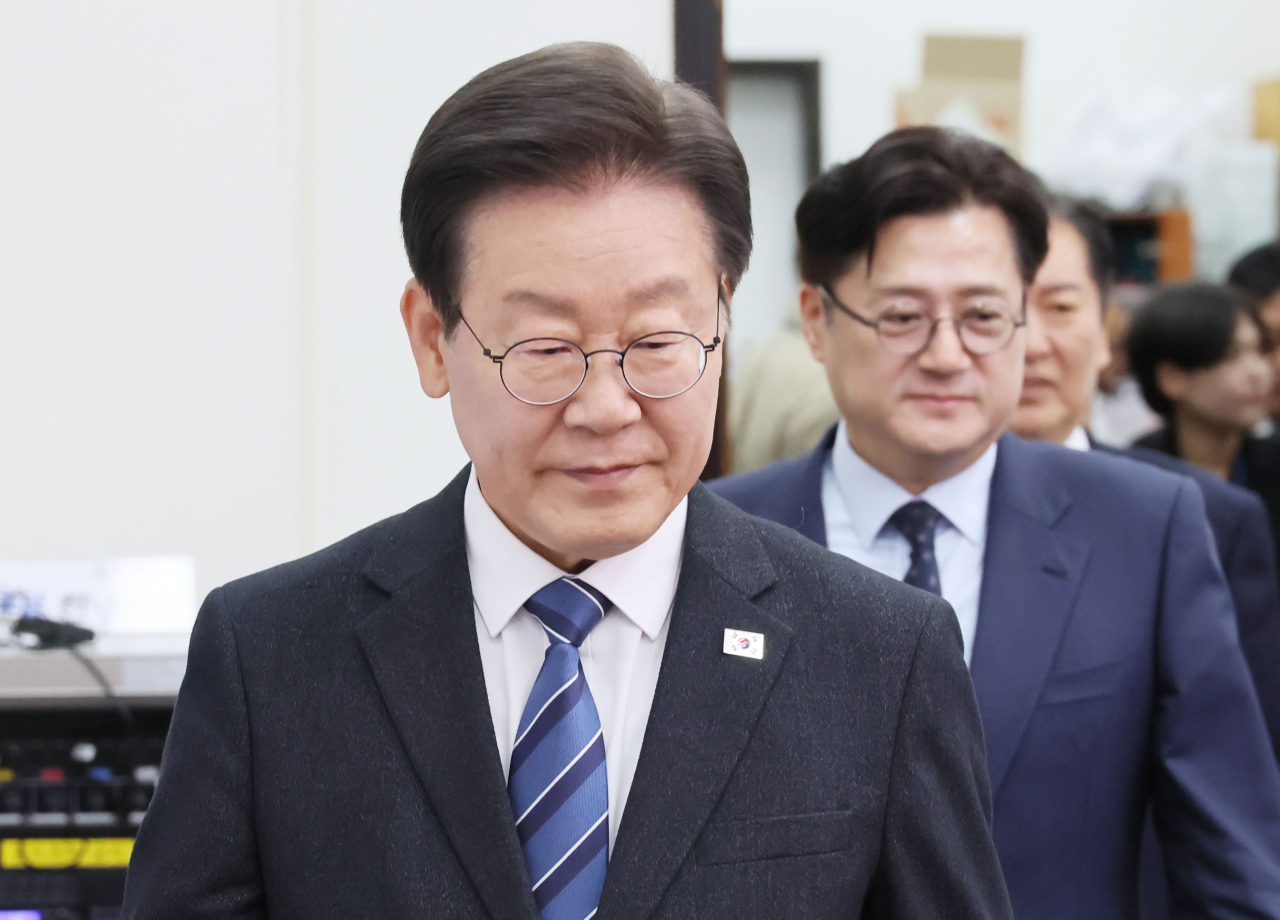 이재명 더불어민주당 대표가 15일 국회에서 열린 최고위원회의에 참석하고 있다. [연합]