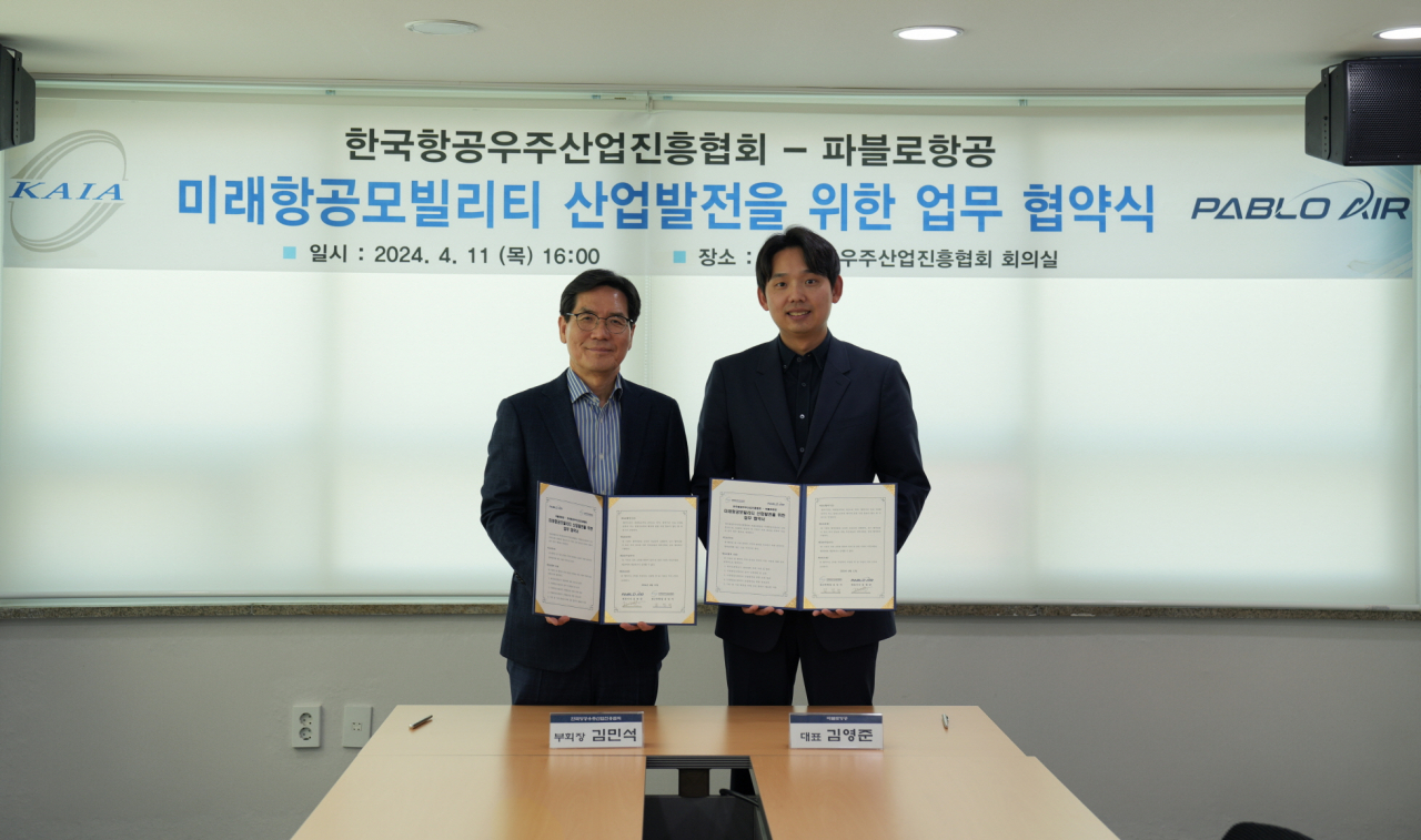 김영준 파블로항공 대표(오른쪽)와 김민석 한국항공우주산업진흥협회 상근부회장(왼쪽)이 업무협약 체결 후 기념사진을 찍고 있다. [파블로항공 제공]