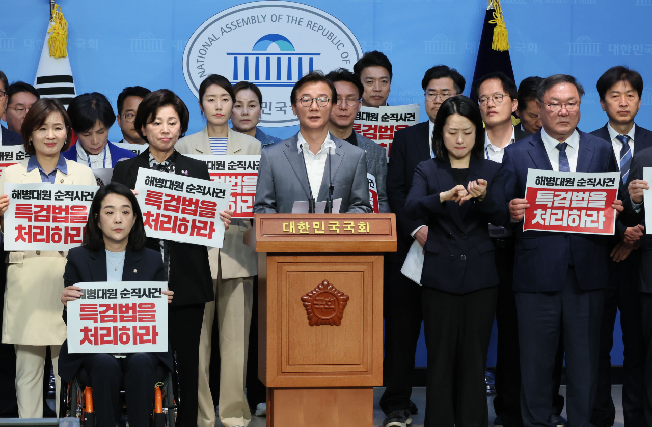 더불어민주당 의원들이 15일 국회 소통관에서 채 상병 순직사건 및 외압사건에 대한 특검법 처리를 촉구하는 기자회견을 하고 있다. [연합]
