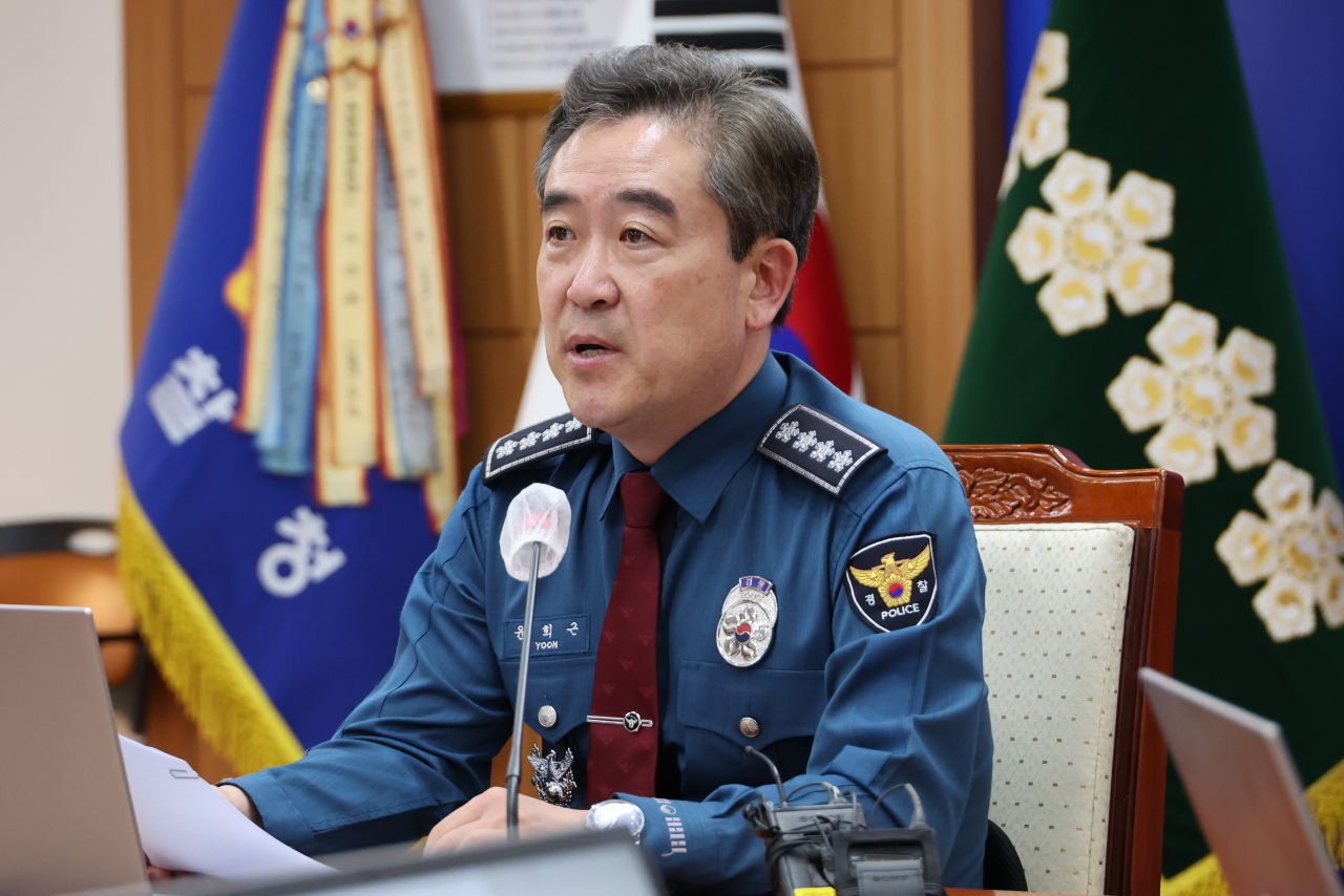 윤희근 경찰청장이 총선 관련 수사와 관련해 “신속·공정에 초점을 두고 신뢰할 수 있는 결과를 나오게 할 것”이라고 밝혔다. 사진은 윤희근 경찰청장이 ‘제22대 국회의원 선거 대비 전국 지휘부 화상회의’를 주재하고 있는 모습. [연합]