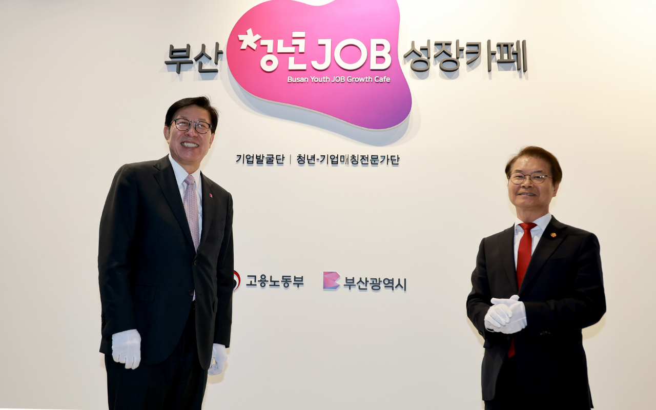이정식 고용노동부 장관(오른쪽)과 박형준 부산시장이 15일 부산 부산진구 롯데백화점 부산본점에서 열린 ‘청년 잡(Job) 성장카페’ 현판 제막식에서 기념 촬영을 하고 있다.[고용노동부 제공]