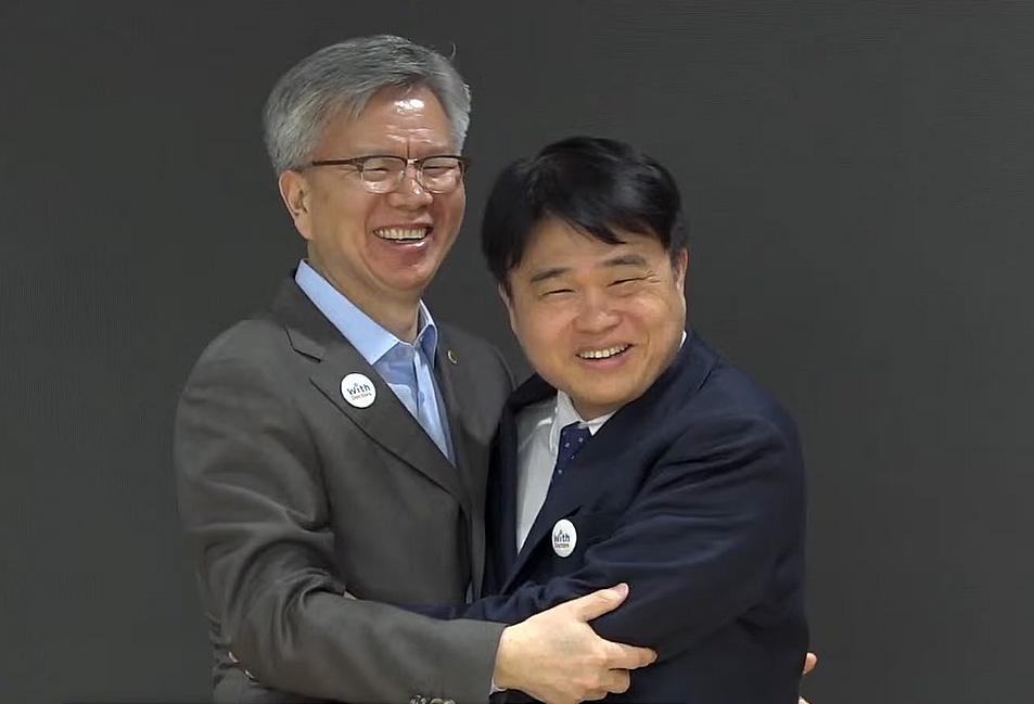 김택우 의협 비대위원장과 임현택 의협 차기 회장 당선인이 14일 오후 서울 용산구 의협회관에서 열린 브리핑 도중에 포옹과 악수를 하고 있다. [연합]