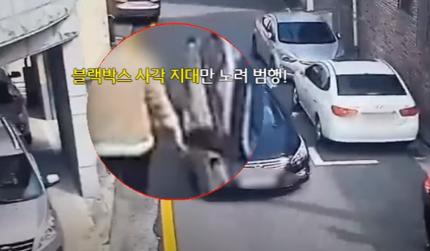 [영상] 골목길 여성운전자만 골라 손목 ‘쓱’…“합의금 100만원 내놔” [여車저車]