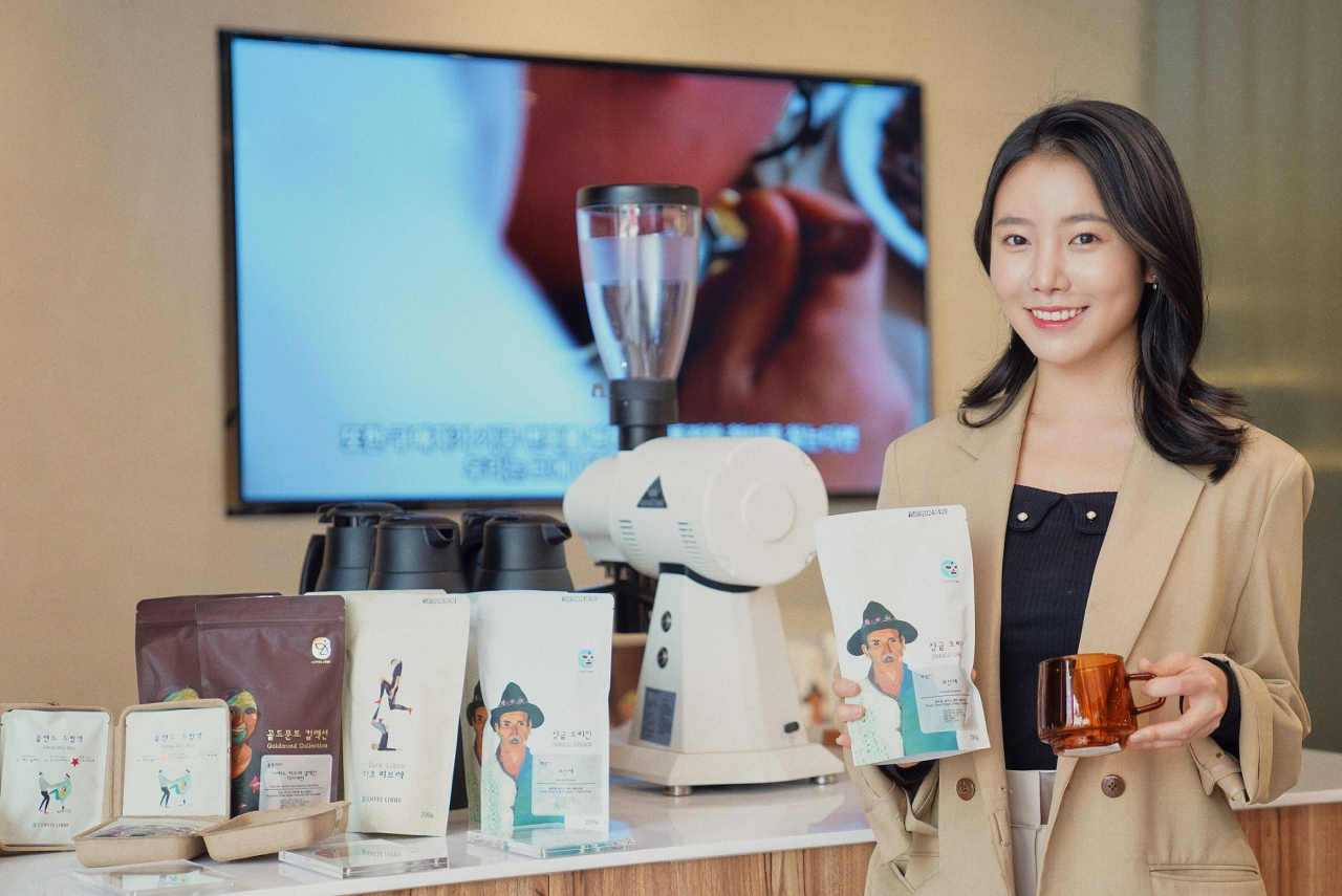 LG유플러스 관계자가 팝업 전시 ‘데일리 링크드 커피(Daily Linked COFFEE)’를 소개하고 있다. [LG유플러스 제공]
