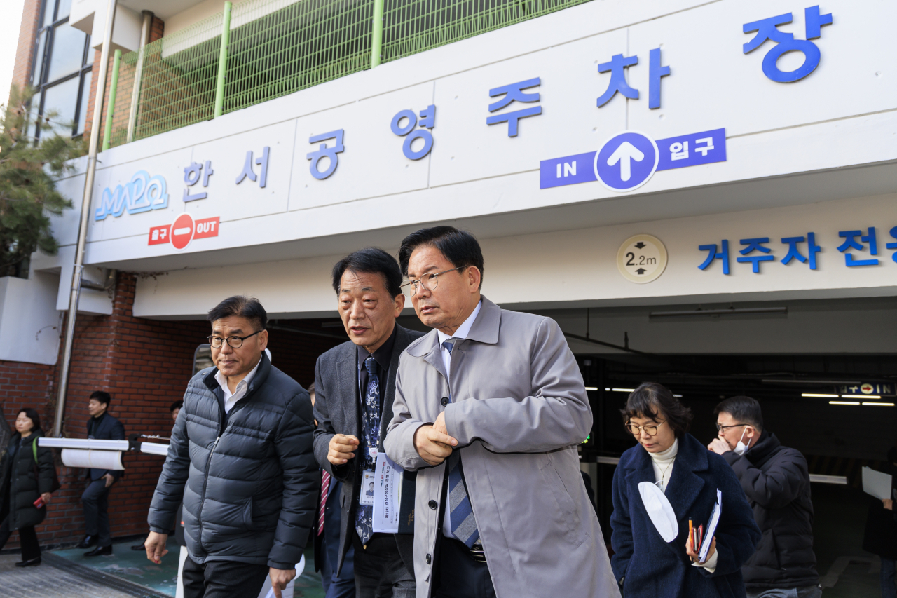 지난해 2월 박강수 마포구청장이 시설 및 운영 개선을 위해 한서공영주차장을 방문했다.[마포구 제공]
