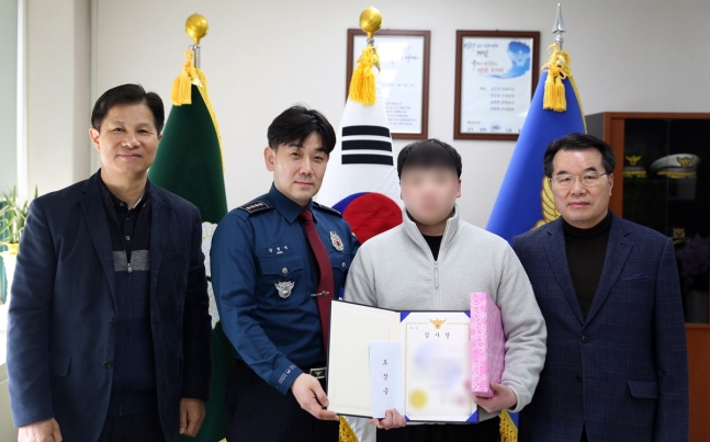 감사패를 받는 A씨 [경기 안양동안경찰서 제공]