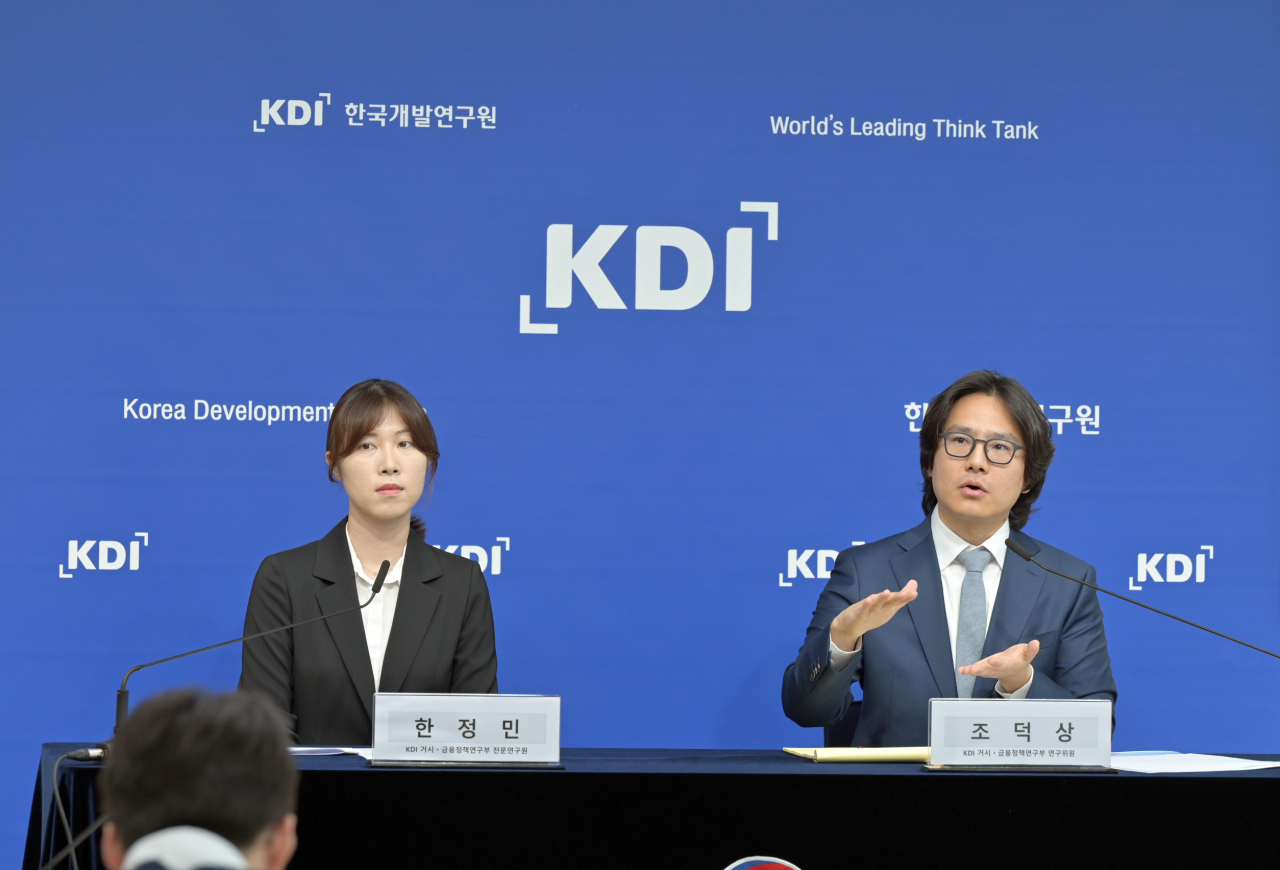 (왼쪽부터) 한정민 KDI 거시·금융정책연구부 전문연구원, 조덕상 KDI 거시·금융정책연구부 연구위원 [KDI}