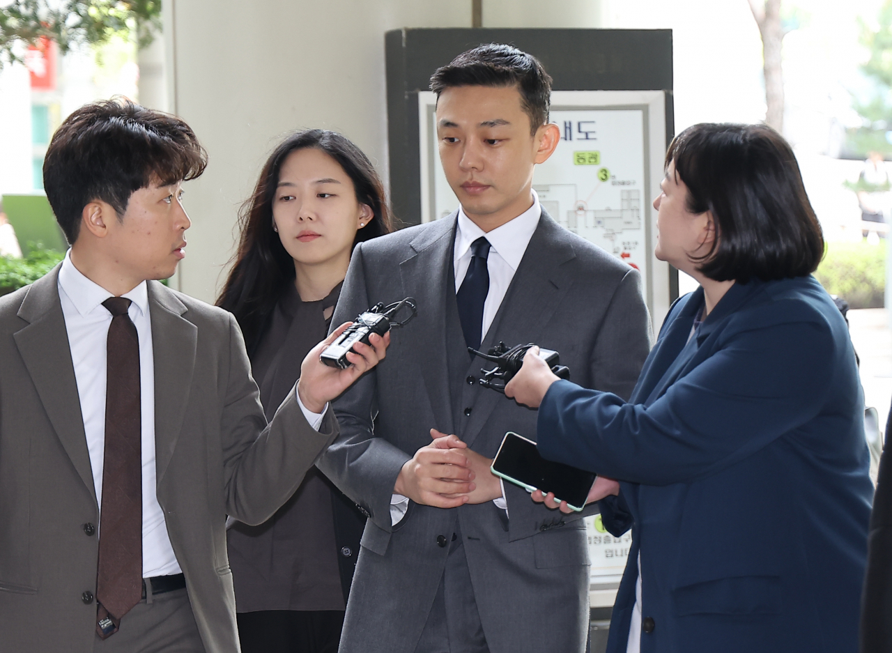 마약 상습 투약 혐의를 받는 배우 유아인(본명 엄홍식)이 16일 오후 서울 서초구 서울중앙지법에서 열린 1심 4회 공판에 출석하고 있다. [연합]