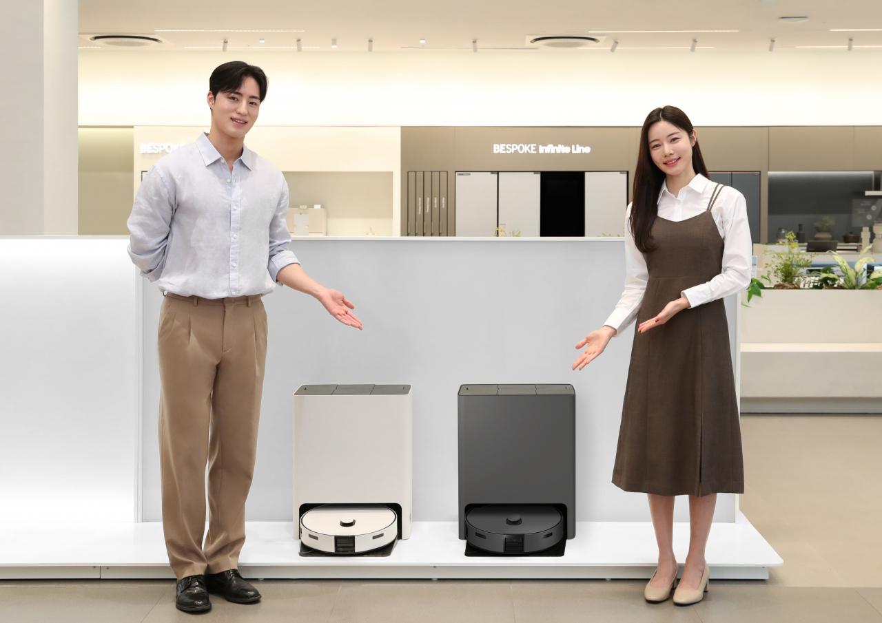 삼성전자 모델이 서울 강남구 논현동에 위치한 삼성스토어 청담점에서 비스포크 AI 스팀을 소개하고 있다.[삼성전자 제공]
