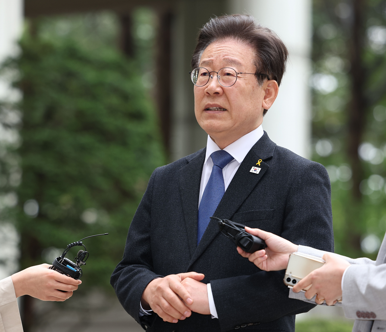 이재명 더불어민주당 대표가 16일 오전 서울 서초구 서울중앙지법에서 열린 대장동 관련 1심 속행 공판에 출석하며 발언하고 있다. [연합]