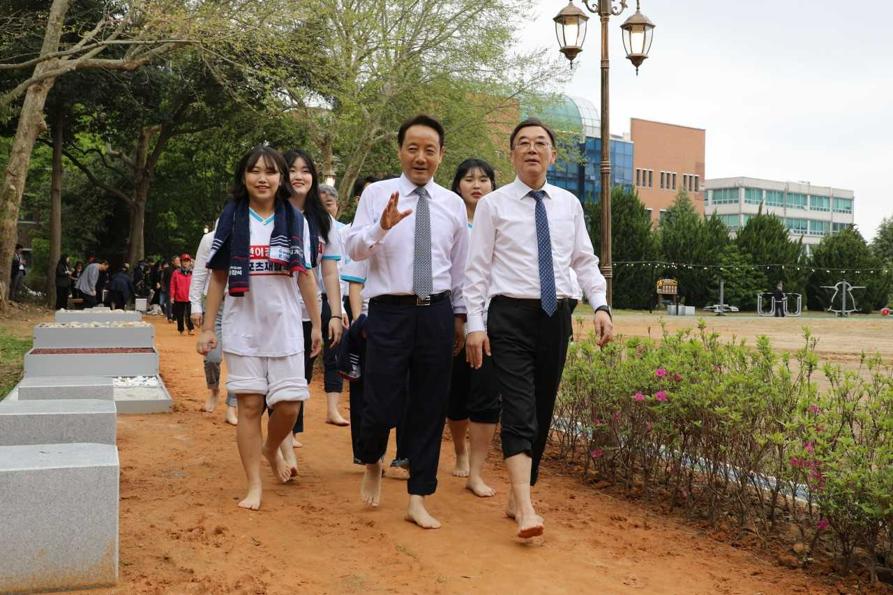 지난 16일 개장한 맨발길은 광주 동구 지역에 조성된 첫 맨발길이다.