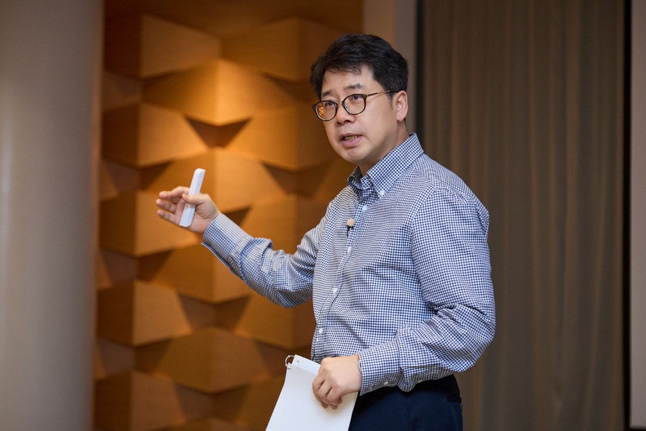 박상규 SK이노베이션 사장이 지난 12일 서울 광진구 워커힐호텔에서 열린 팀장급인 PL(프로페셔널 리더) 워크숍에 참여해 강연하고 있다. [SK이노베이션 제공]