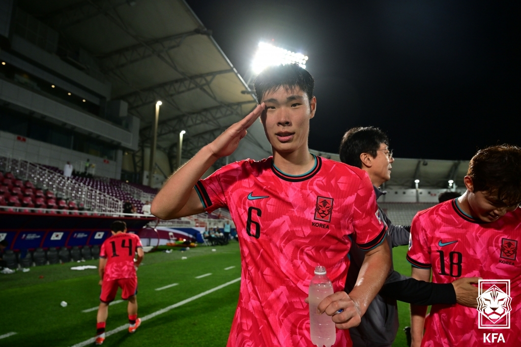 17일(한국시간) 카타르 도하의 압둘라 빈 칼리파 스타디움에서 열린 2024 아시아축구연맹(AFC) U-23 아시안컵 B조 1차전 대한민국과 UAE의 경기에서 승리한 한국 이영준이 기뻐하고 있다. [연합]