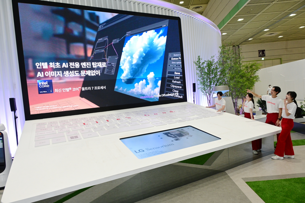 17일부터 3일간 서울 코엑스에서 열리는 월드IT쇼 2024의 LG전자 전시관에서 하루 2번 최신 AI 프로세서가 탑재된 ‘LG 그램 프로’로 AI 이미지 생성, AI 작곡·편곡 등 AI 기능을 체험할 수 있는 행사가 열린다. [LG전자 제공]
