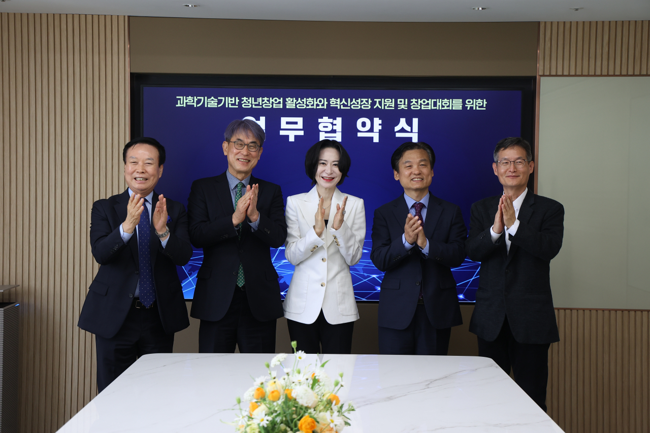 업무협약 체결 후 이승훈(왼쪽부터) 롯데복지재단 이사장, 곽수근 한국기업가정신재단 이사장, 장혜선 롯데장학재단이사장, 강병삼 연구개발특구진흥재단 이사장, 이병찬 AC패스파인더 대표가 기념촬영을 하고 있다.[연구개발특구진흥재단 제공]
