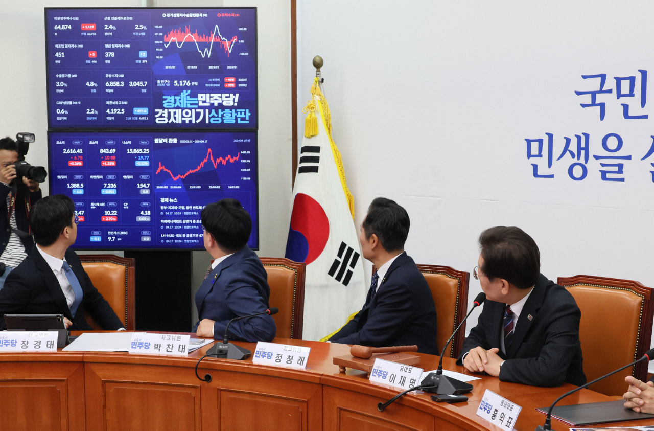 이재명 더불어민주당 대표가 17일 국회에서 열린 최고위원회의에서 원달러 환율 관련 발언을 하며 상황판을 바라보고 있다. [연합]