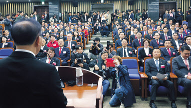 16일 국회에서 열린 국민의힘과 국민의미래 당선자 총회에서 제22대 국회 당선인들이 윤재옥 원내대표 겸 당 대표 권한대행의 인사말을 듣고 있다. [연합]
