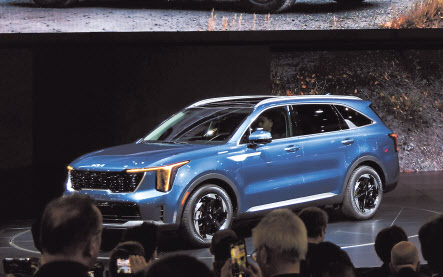 지난해 11월 미국 LA컨벤션 센터에서 열린 ‘2023 LA오토쇼’에서 공개된 기아 중형 SUV ‘더 뉴 쏘렌토’ [기아 제공]