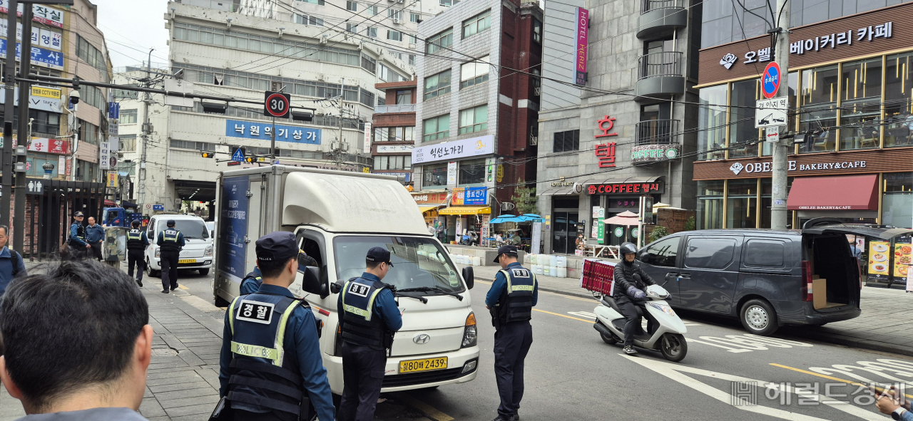 경찰청 소속 기동순찰대 1대 1팀이 서울 종로구 낙원상가 앞 거리에서 불법주차된 차량을 단속하고 있는 모습. 김용재 기자