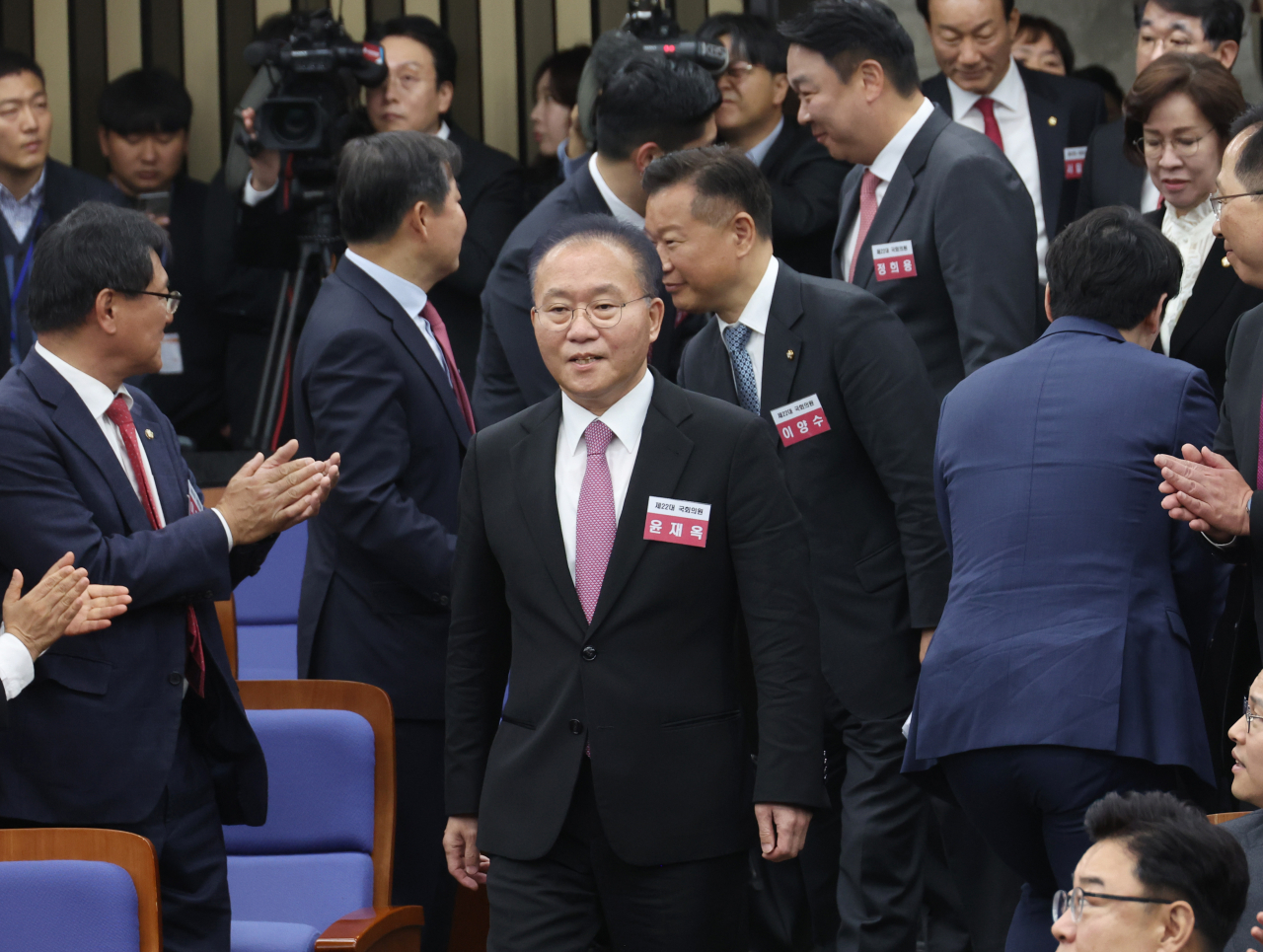 윤재옥 국민의힘 원내대표 겸 당 대표 권한대행 등 당 지도부가 16일 국회에서 열린 당선자 총회에 입장하고 있다. [연합]