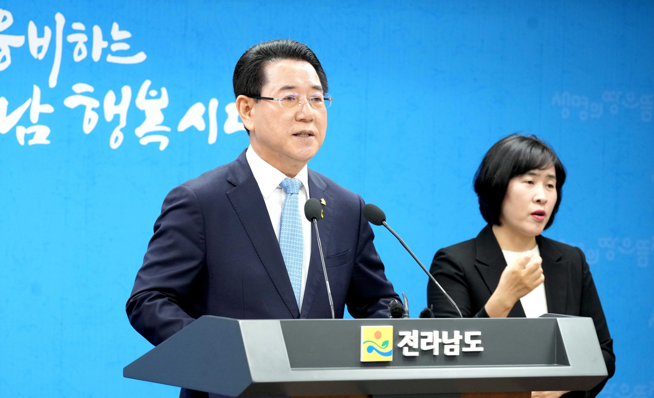 김영록지사가 국립의대 설립을 위한 도민 호소문을 발표하고 있다