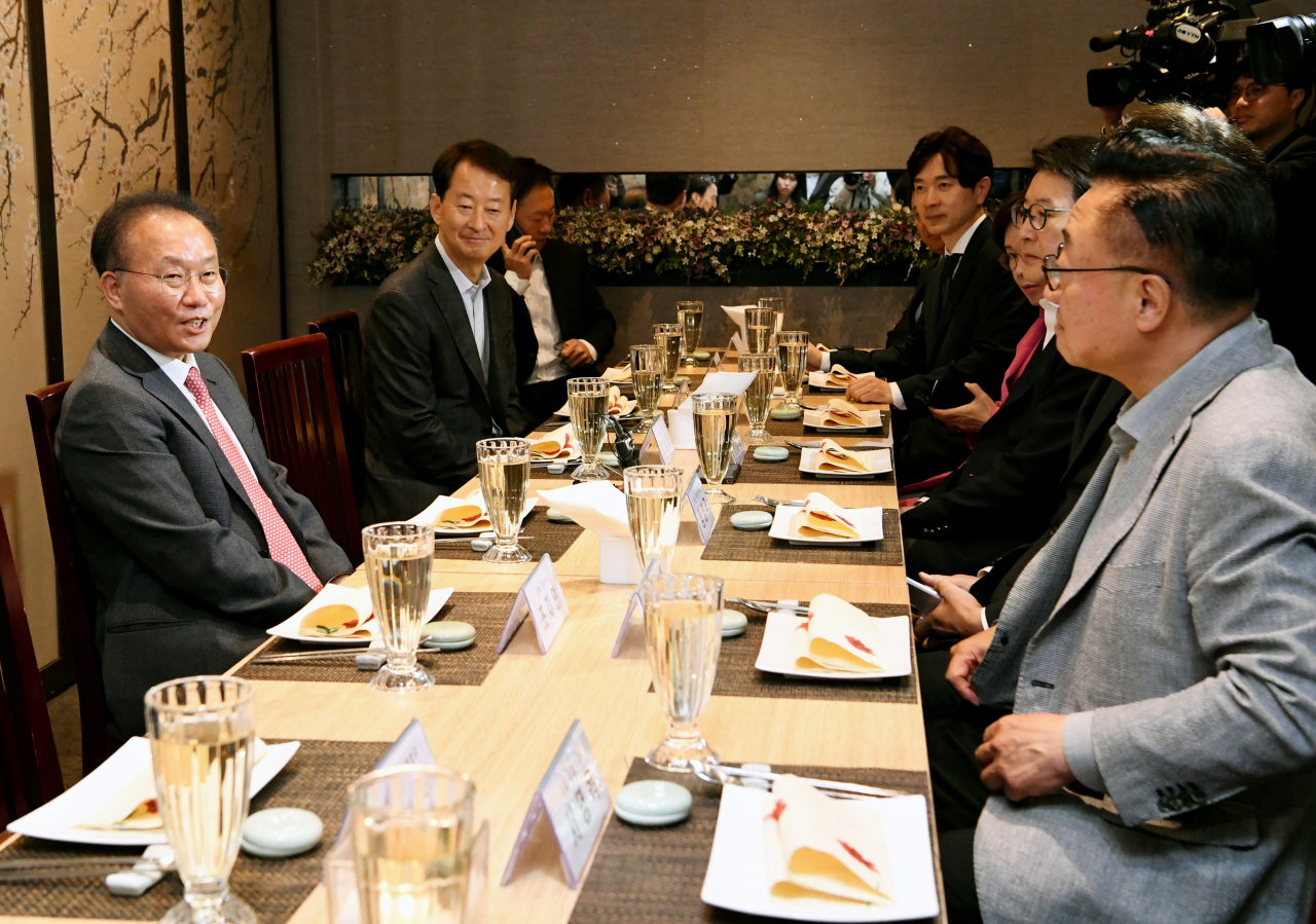 윤재옥 국민의힘 원내대표 겸 당대표 권한대행이 17일 서울 여의도 한 식당에서 열린 초선 지역구 당선자 오찬 간담회에 참석해 인사를 나누고 있다. 이날 간담회에는 우재준(대구 북구갑), 정연욱(부산 수영구), 임종득(경북 영주시영양군봉화군), 서명옥(서울 강남구갑), 김종양(경남 창원시의창군), 고동진(서울 강남구병), 조지연(경북 경산시), 정성국(부산 부산진구갑), 신동욱(서울 서초구을), 김상욱(울산 남구갑), 최은석(대구 동구군위군갑), 박성훈(부산 북구을), 이상휘(경북 포항시남구울릉군), 박수민(서울 강남구을) 당선인, 배준영 사무총장, 이인선 비서실장, 정희용 수석대변인 등이 참석했다. [연합]