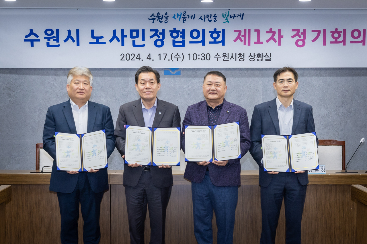 이재준 수원시장(왼쪽 2번째)과 노사민정 대표들이 공동선언문에 서명한 후 기념촬영을 하고 있다.[수원시 제공]