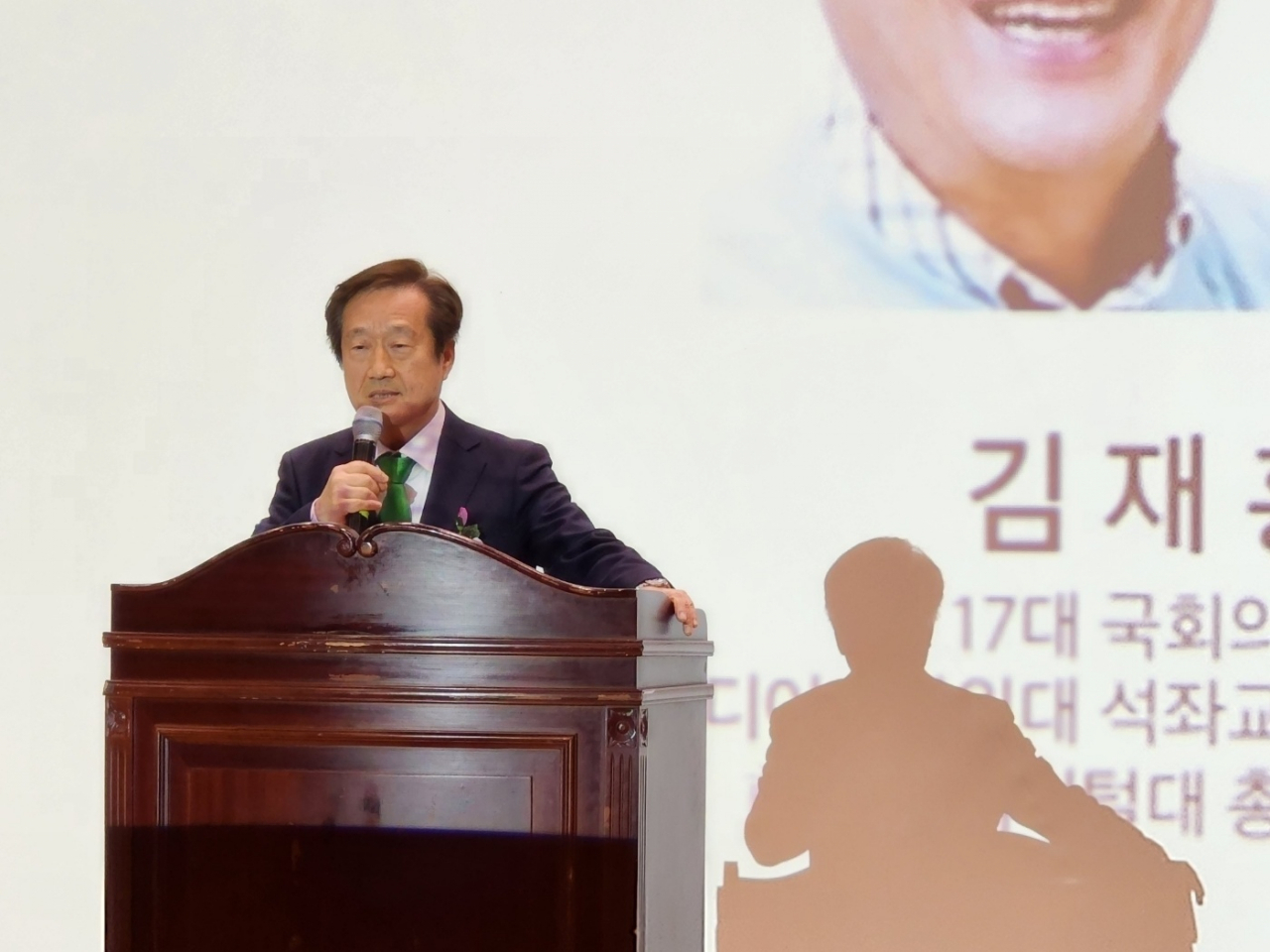 김재홍 전 의원(17대 국회의원·전 서울디지털대학교 총장)이 17일 오후 국회 의원회관에서 열린 ESG선도 대한민국 의정회 출범식에서 기조연설을 하고 있다. [김재홍 전 의원측 제공]