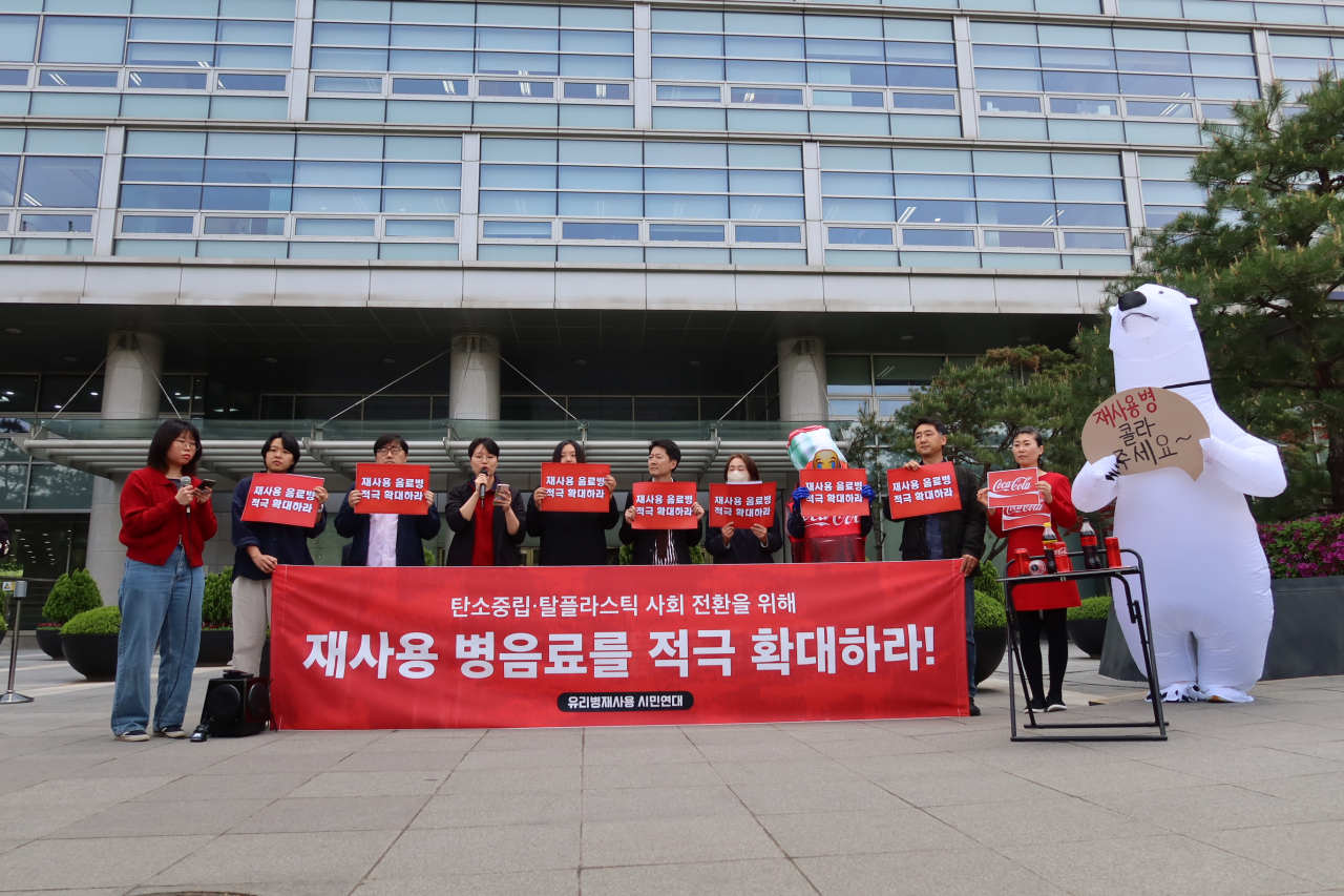 “오랜만이다, 기념으로 찰칵!” 요즘 귀해진 유리병 콜라…이게 친환경이라고? [지구, 뭐래?]