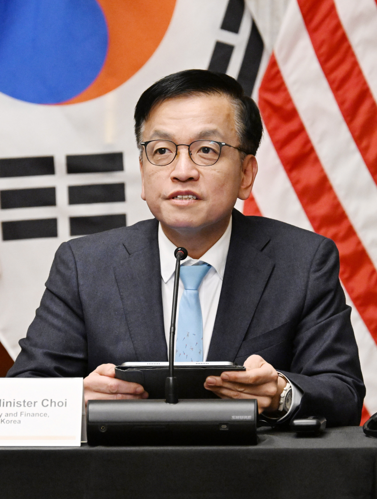 주요20개국(G20)재무장관회의 및 국제통화기금(IMF)/세계은행(WB) 춘계회의 참석차 미국 워싱턴을 방문중인 최상목 부총리 겸 기획재정부 장관이 17일(현지시각) 미국 재무부에서 열린 '제1차 한·미·일 재무장관 회의'에 참석해 모두발언을 하고 있다. [기획재정부 제공]