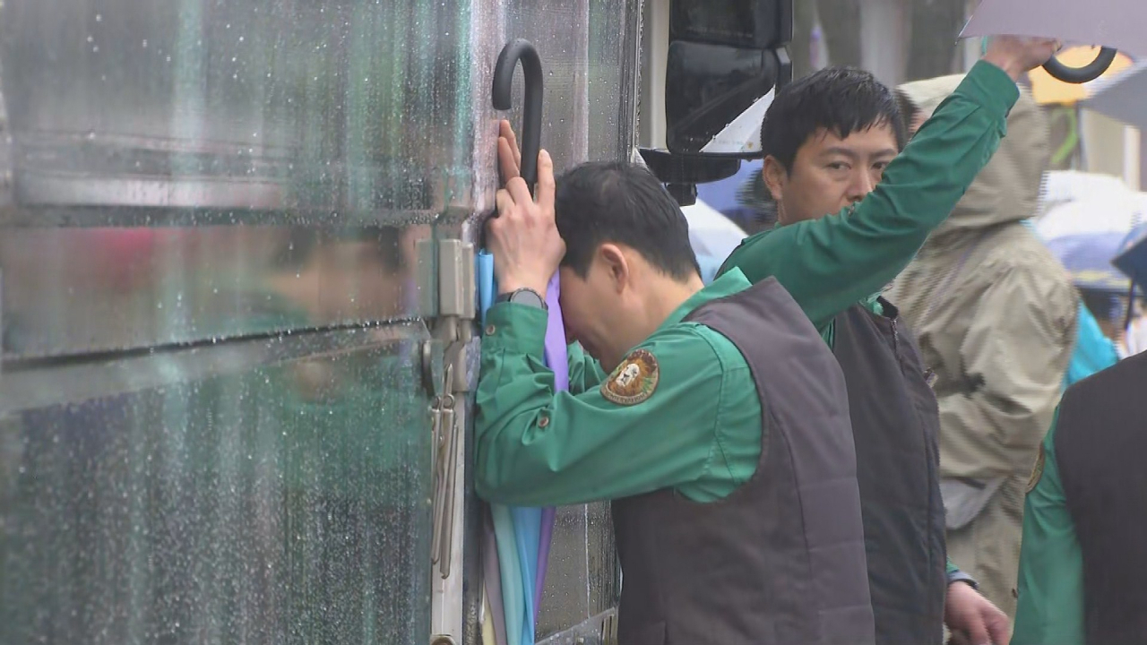 송영관 사육사가 3일 경기도 용인 에버랜드 장미원에서 푸바오를 싣고 떠나는 무진동 특수 차량에 머리를 맞대고 있다. [연합]