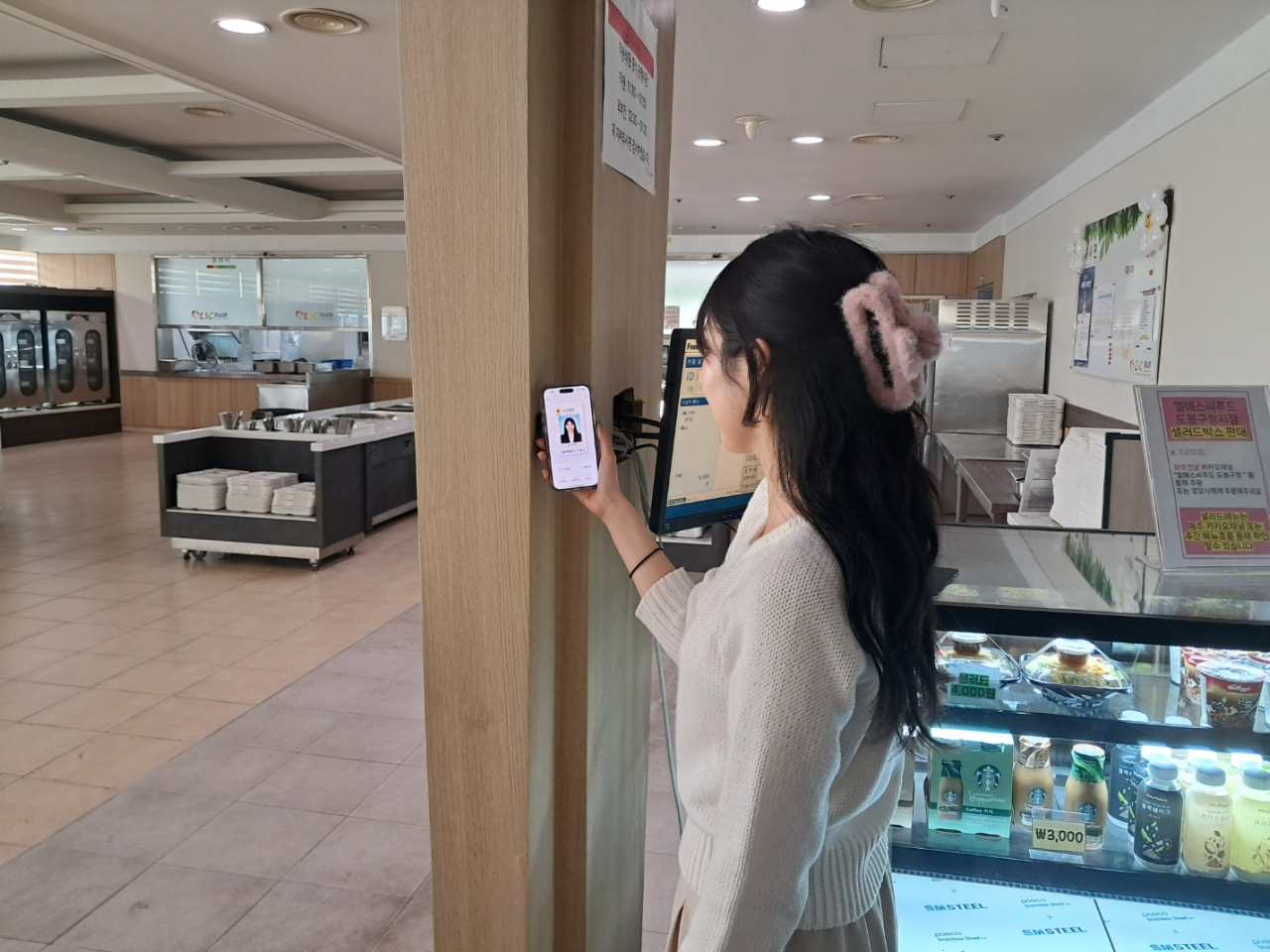 도봉구 직원이 구내식당에서 모바일공무원증으로 식비를 결제하고 있다.[서울 도봉구 제공]