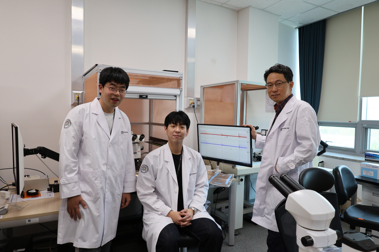 이번 연구를 수행한 한국뇌연구원 강경진(오른쪽) 박사 연구팀.[한국뇌연구원 제공]
