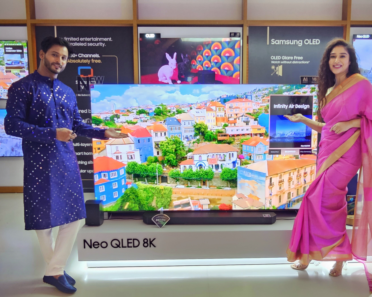 삼성전자 모델이 2024년형 Neo QLED 8K를 소개하고 있다. [삼성전자 제공]