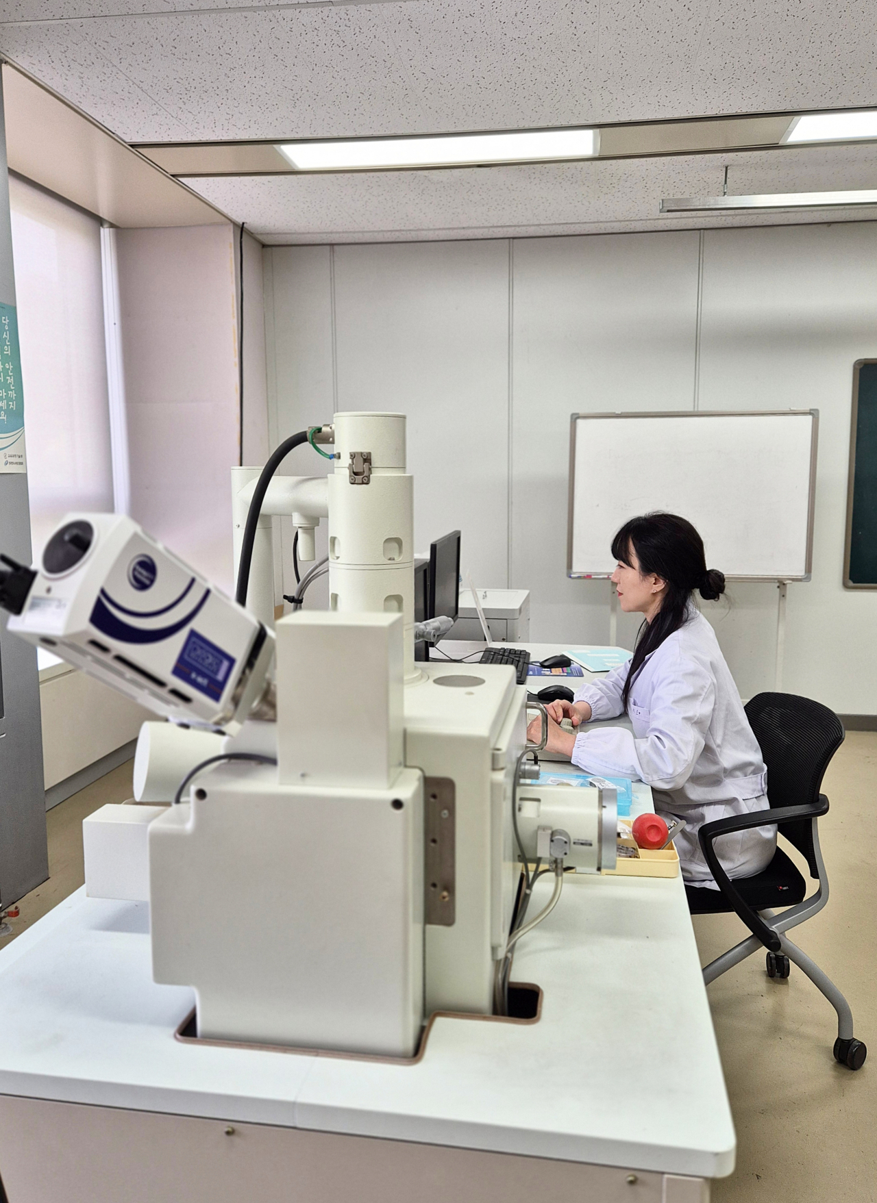 한국수력원자력 중앙연구원 연구진이 우라늄 관련 연구를 진행하고 있다.[한수원 제공]