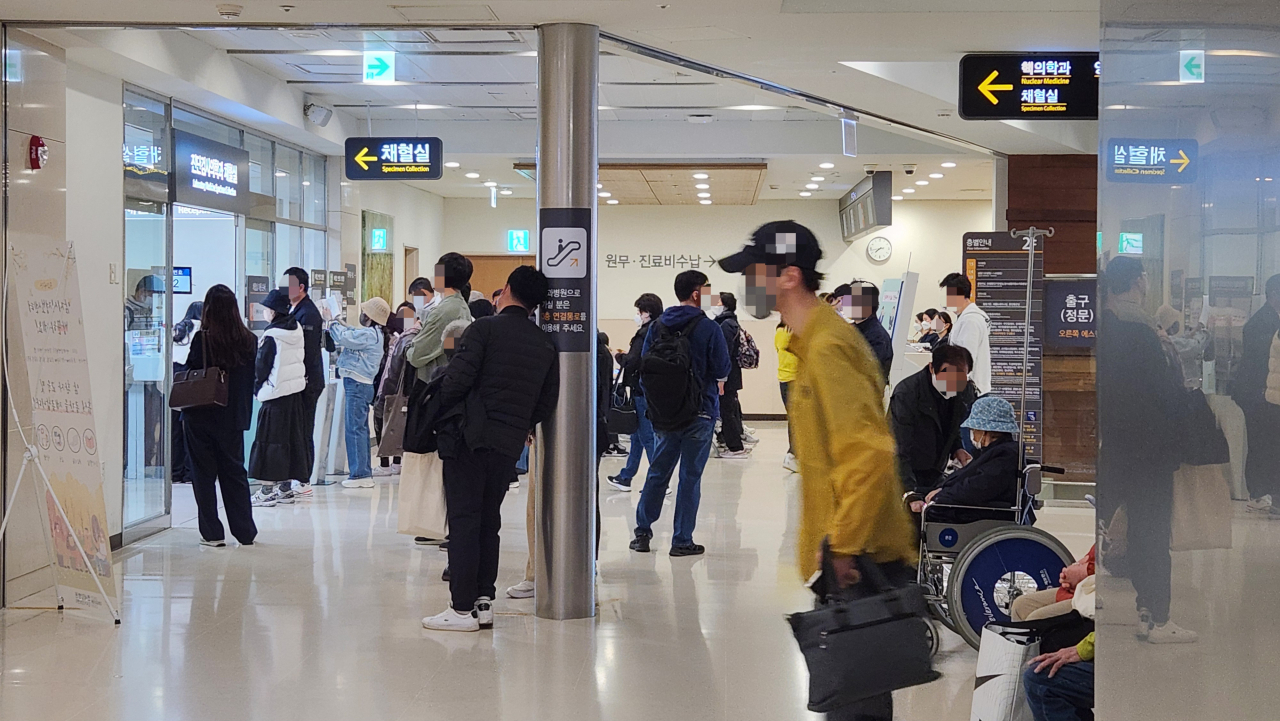 전공의들이 병원을 떠난지 두 달에 접어드는 18일 오전 서울 신촌세브란스에 환자들이 진료를 대기하고 있다. 안효정 기자.