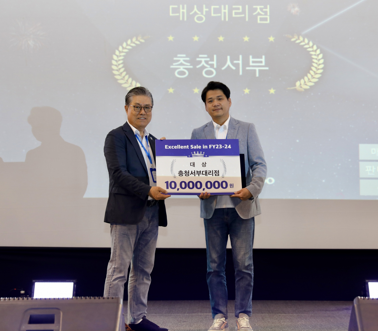 김방신(왼쪽) 타타대우상용차 사장과 최용해 충청서부대리점 대표. [타타대우상용차 제공]